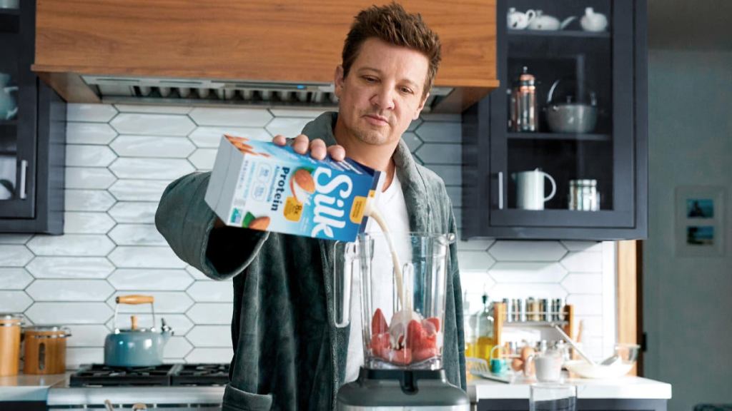 jeremy-renner-silk-super-bowl-1.jpg